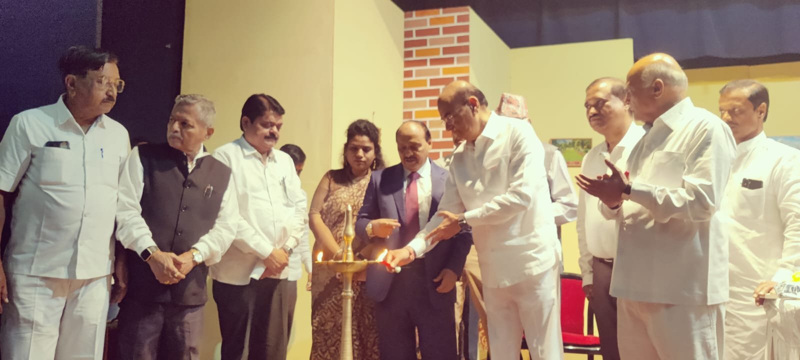 “आचार्य अत्रे महान नाटककार“