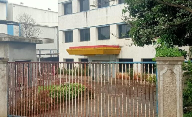 रहिवासी पुराव्याच्या जागेवर बंद पडलेली कंपनी!