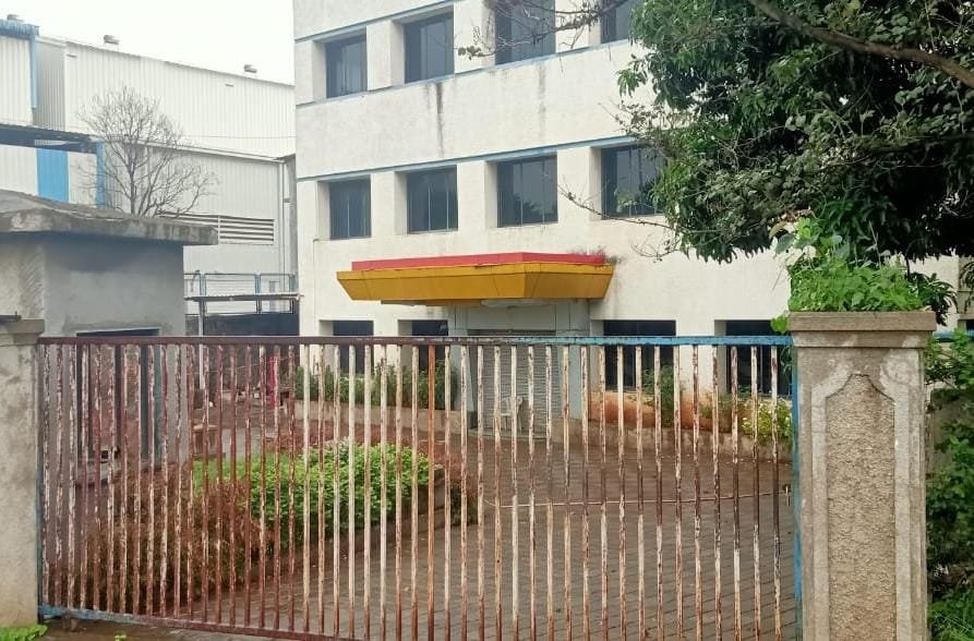 रहिवासी पुराव्याच्या जागेवर बंद पडलेली कंपनी!