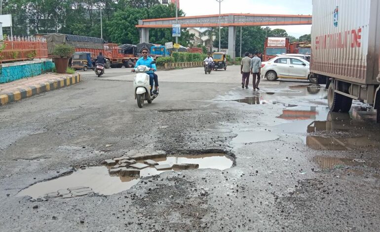 महापालिकेचा बुजवलेल्या खड्ड्यांचा हिशेब