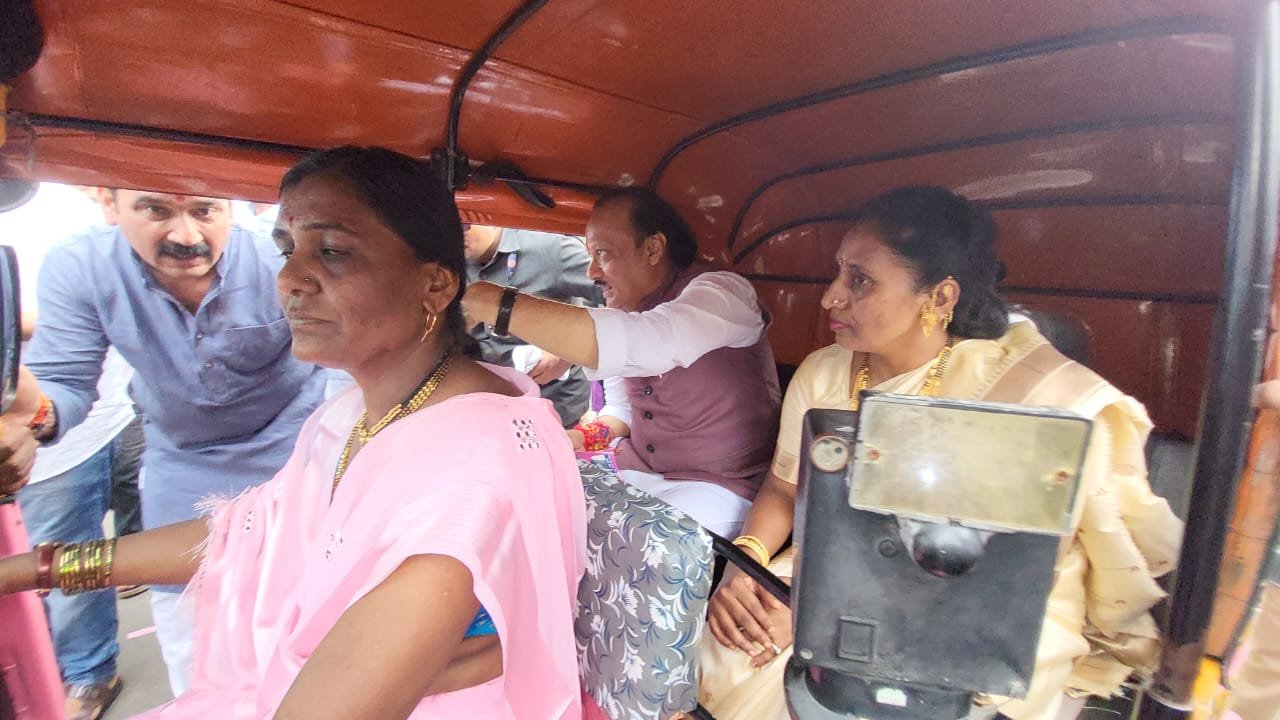 अजित दादांचा प्रवास पिंक रिक्षामधून!