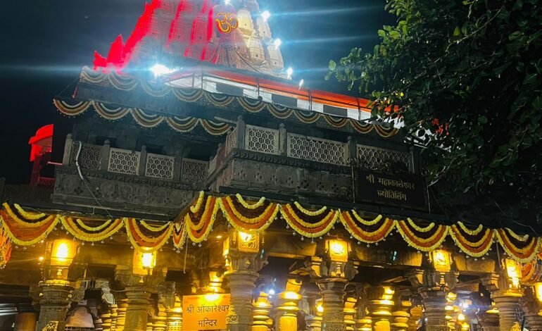 आमदार महेश लांडगे यांच्या वतीने आरास सेवा