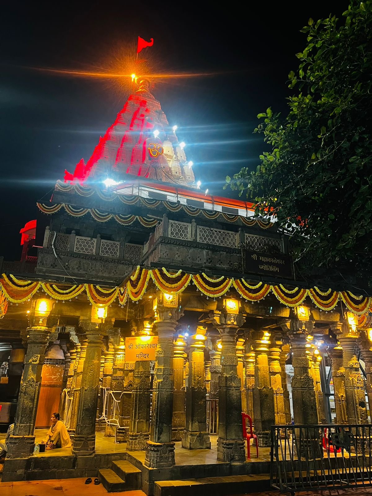 आमदार महेश लांडगे यांच्या वतीने आरास सेवा