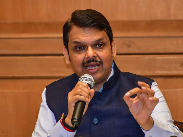 फडणवीस म्हणतात “मी इथेच आहे“