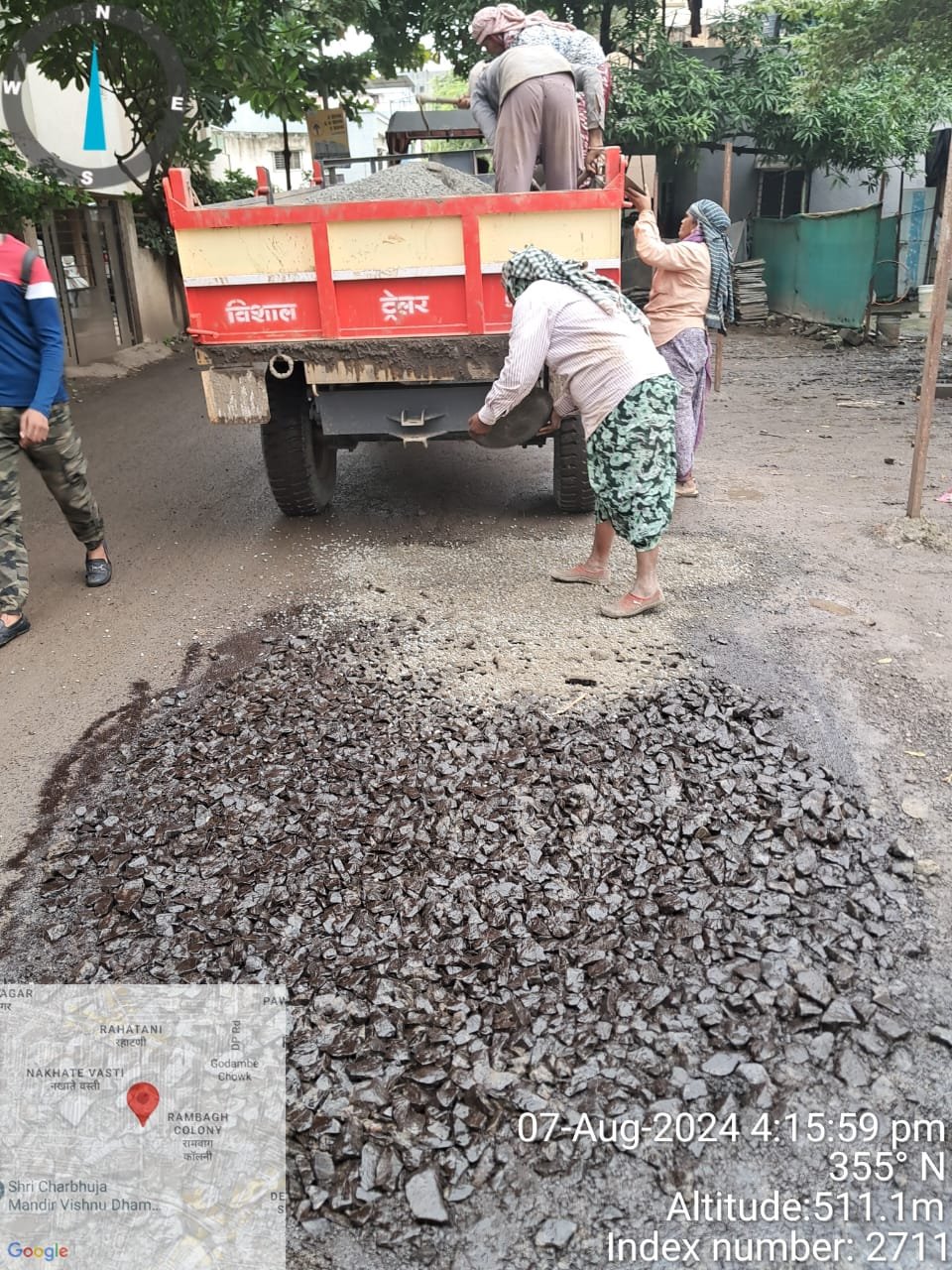 खड्डे बुजविण्यासाठी युद्धपातळीवर काम सुरू