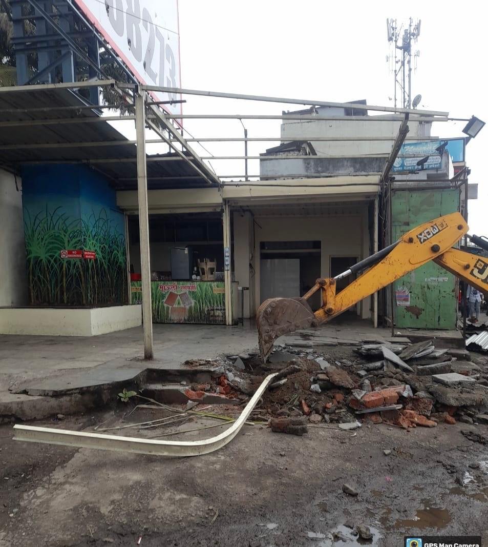 निळ्या पूररेषीतील २७ अनधिकृत बांधकामावर हातोडा!