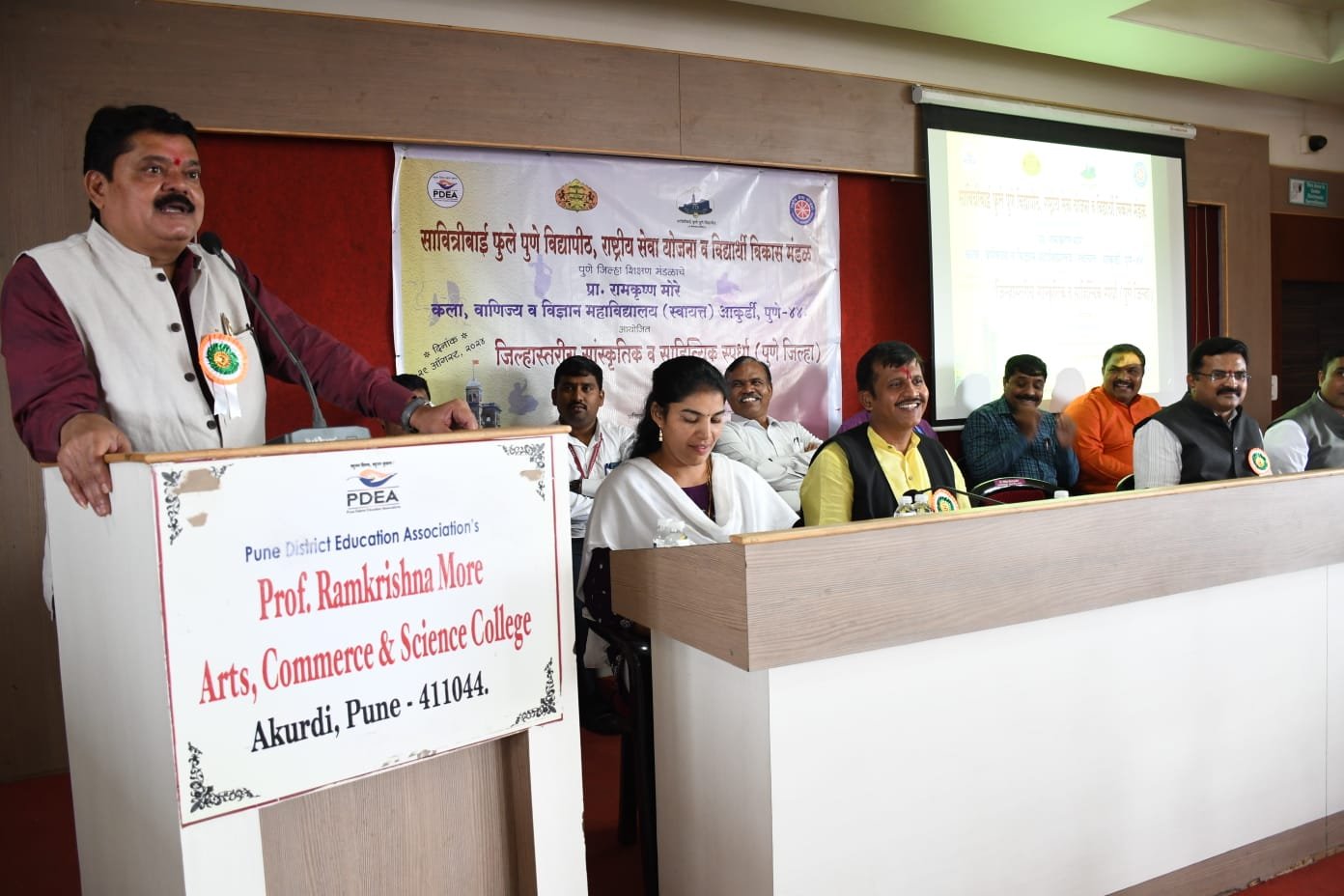 जीवनातील आनंदासाठी कला आत्मसात करावी