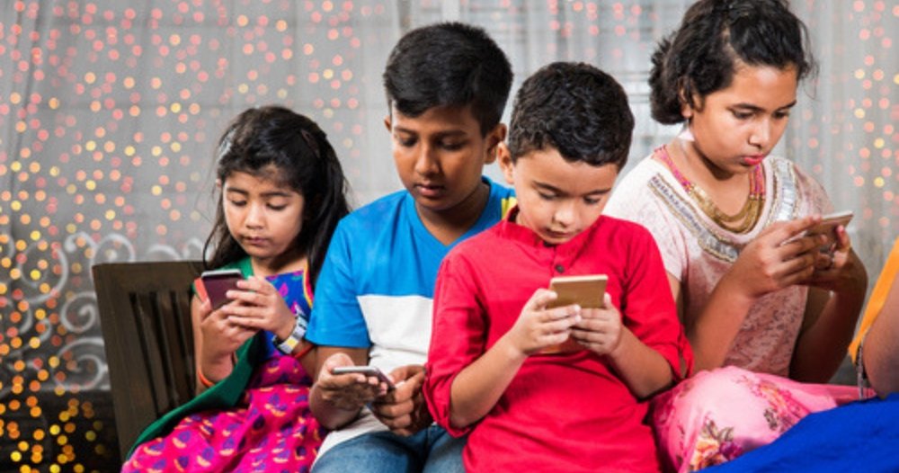 मुलांना फोन देण्याचं योग्य वय कोणतं?