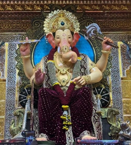 लालबागच्या चरणी साडेतीन किलो सोनं!