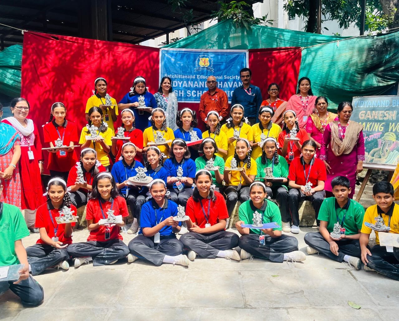 विद्यानंदच्या विद्यार्थ्यांनी केल्या पर्यावरणपूरक मूर्ती