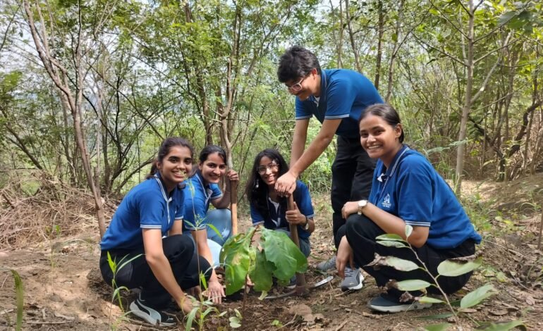 दुर्गा टेकडीवर `अलाइव्ह`द्वारा वृक्षारोपण