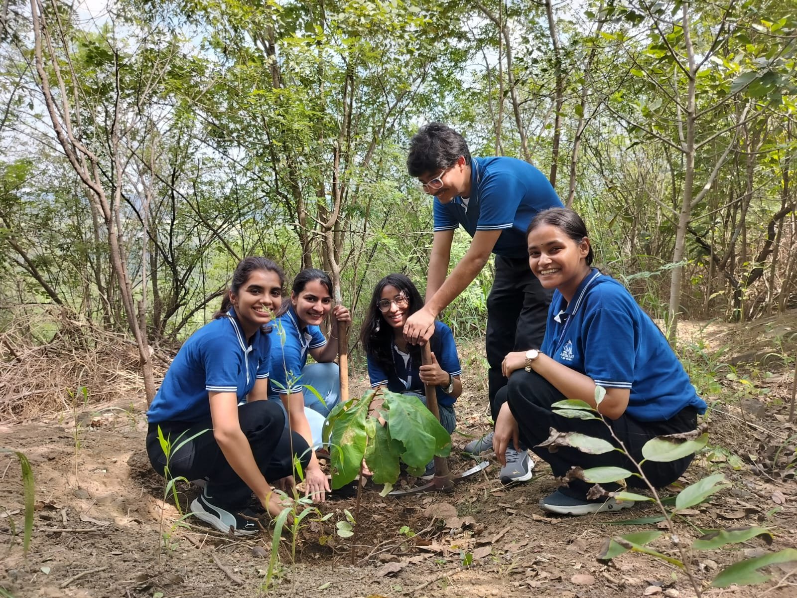 दुर्गा टेकडीवर `अलाइव्ह`द्वारा वृक्षारोपण