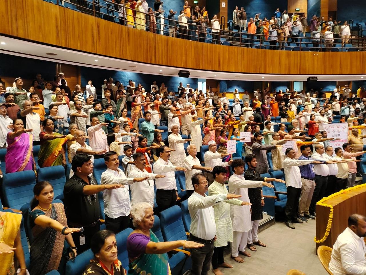 दिवाळी पहाट कार्यक्रमात मतदारांचा मतदान करण्याचा संकल्प