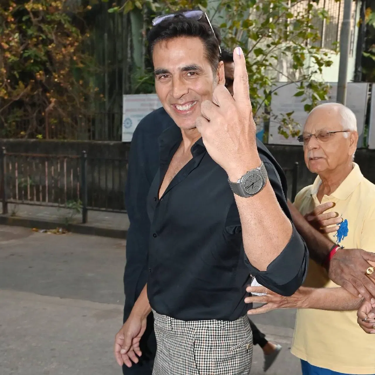 सेलिब्रिटींचे मतदान उत्साहात