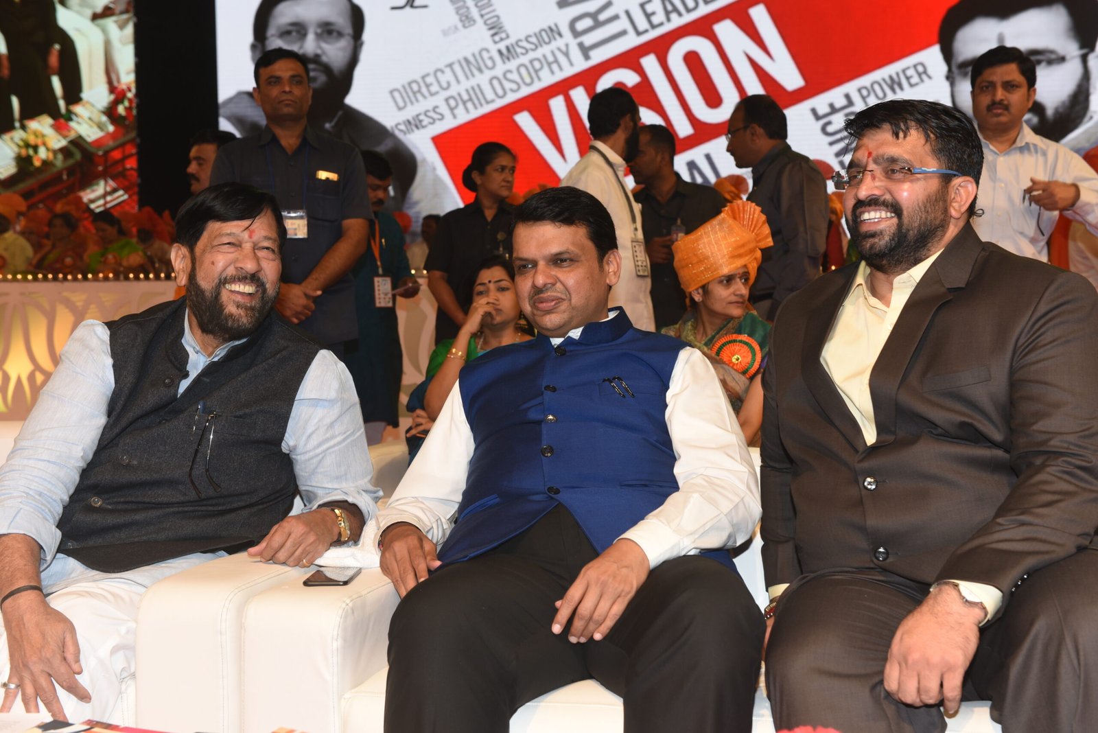 धुरंदर राजकारणी : मैत्रीच्या दुनियेतील राजा माणूस