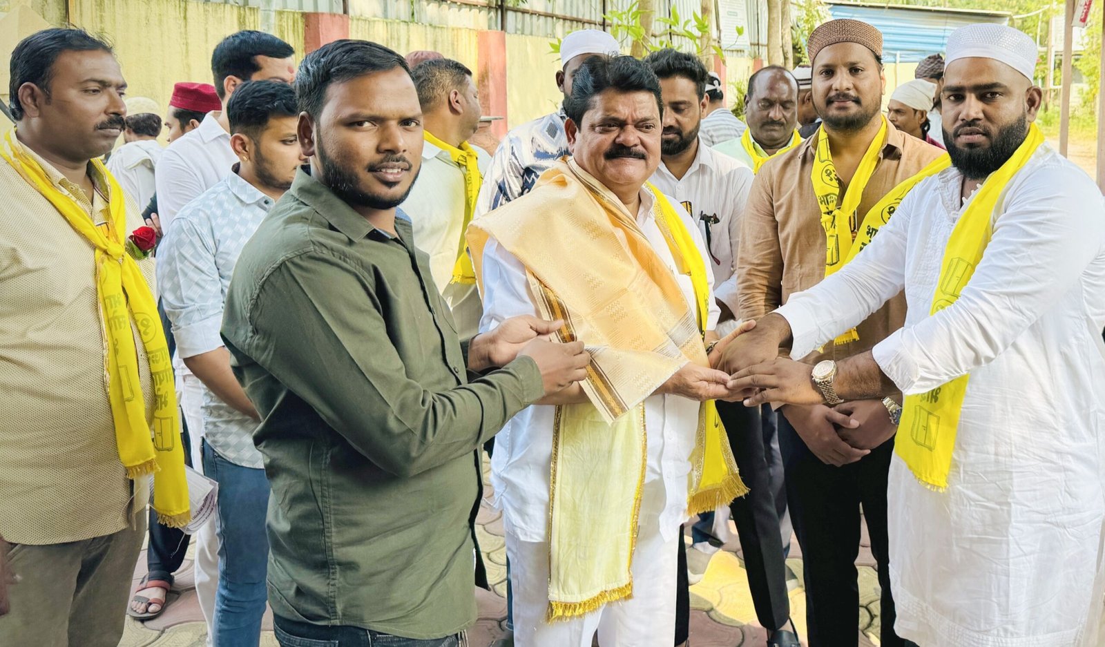 चिंचवडगाव आलमगीर शाही मस्जिदला भाऊसाहेब भोईर यांनी दिली भेट