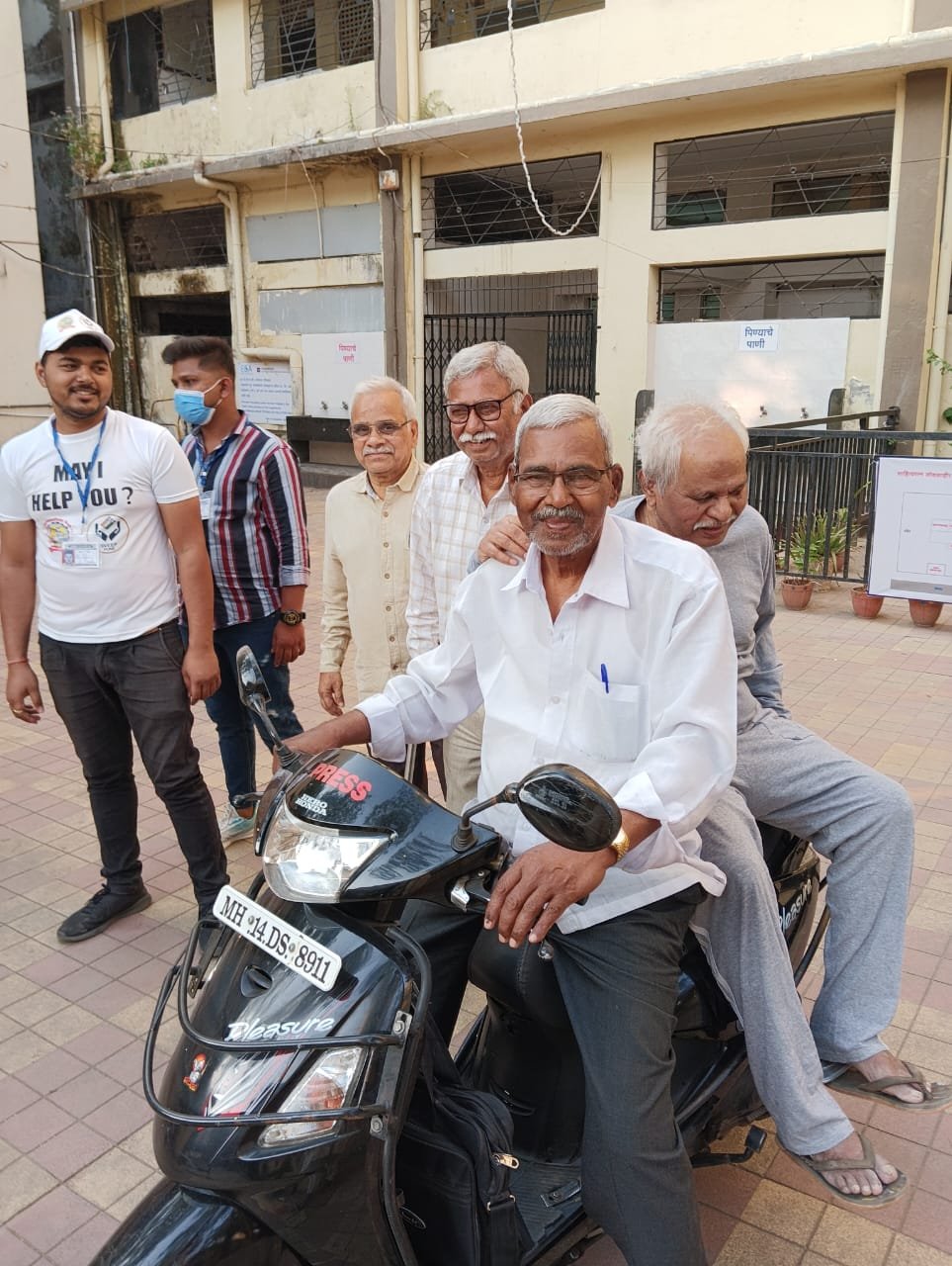 ४२ वर्षांचा स्नेह; ज्येष्ठ पत्रकारांनी बजावले कर्तव्य