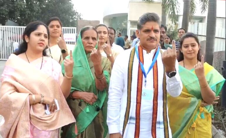 राहुल कलाटे यांनी सहकुटुंबिय बजावला मतदानाचा हक्क