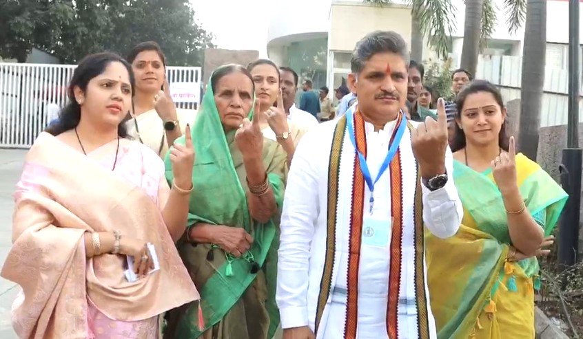 राहुल कलाटे यांनी सहकुटुंबिय बजावला मतदानाचा हक्क