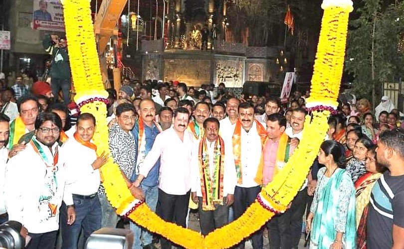 पिंपरी गावात आमदार अण्णा बनसोडे यांच्या प्रचाराचा झंझावात