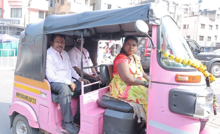 आमदार अण्णा बनसोडे यांनी केला पिंक रिक्षातून प्रवास