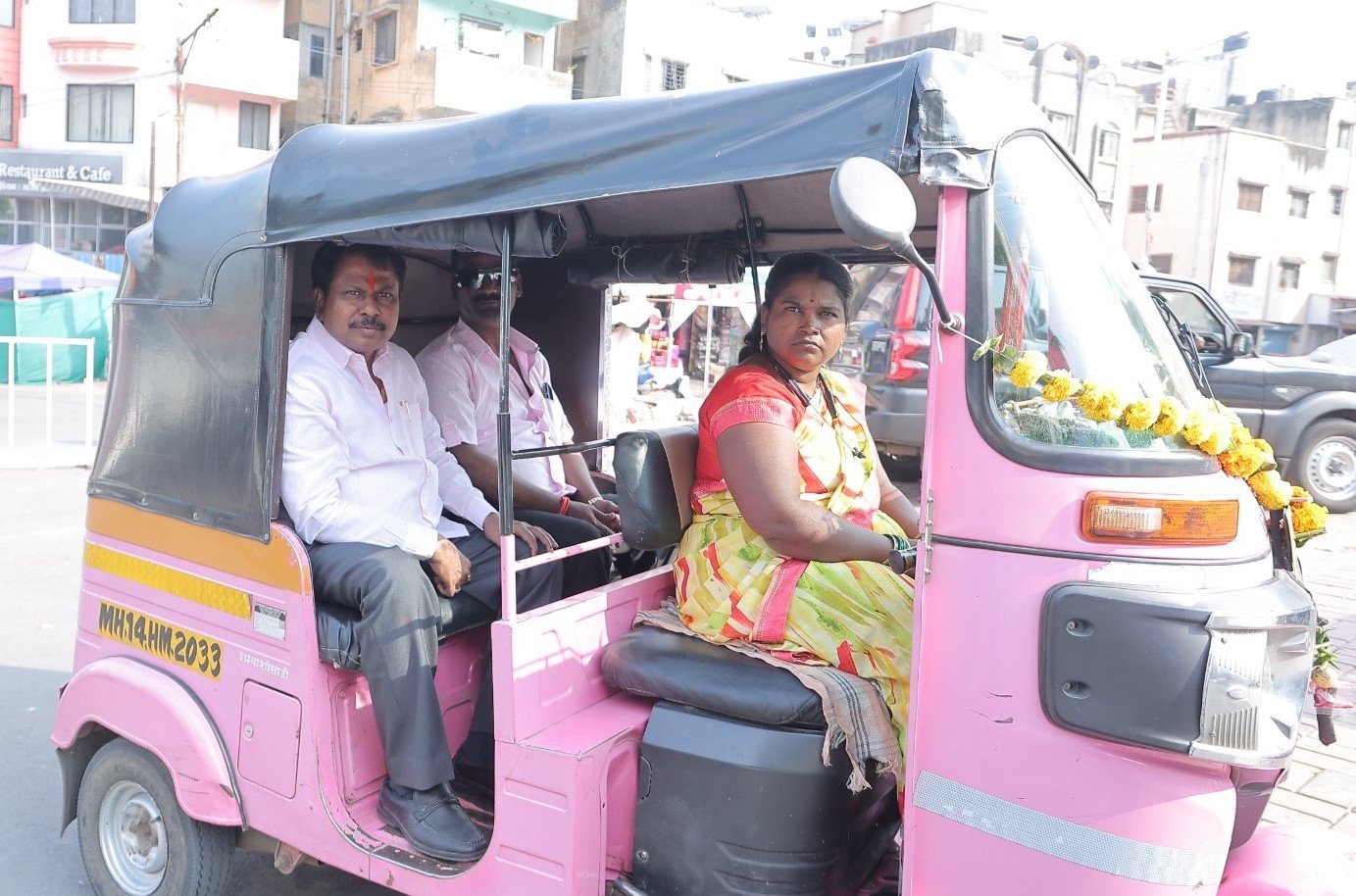 आमदार अण्णा बनसोडे यांनी केला पिंक रिक्षातून प्रवास