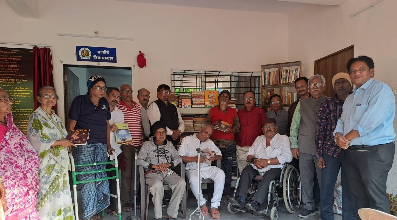 मावळातील सहारा वृद्धाश्रमाला पुस्तके भेट