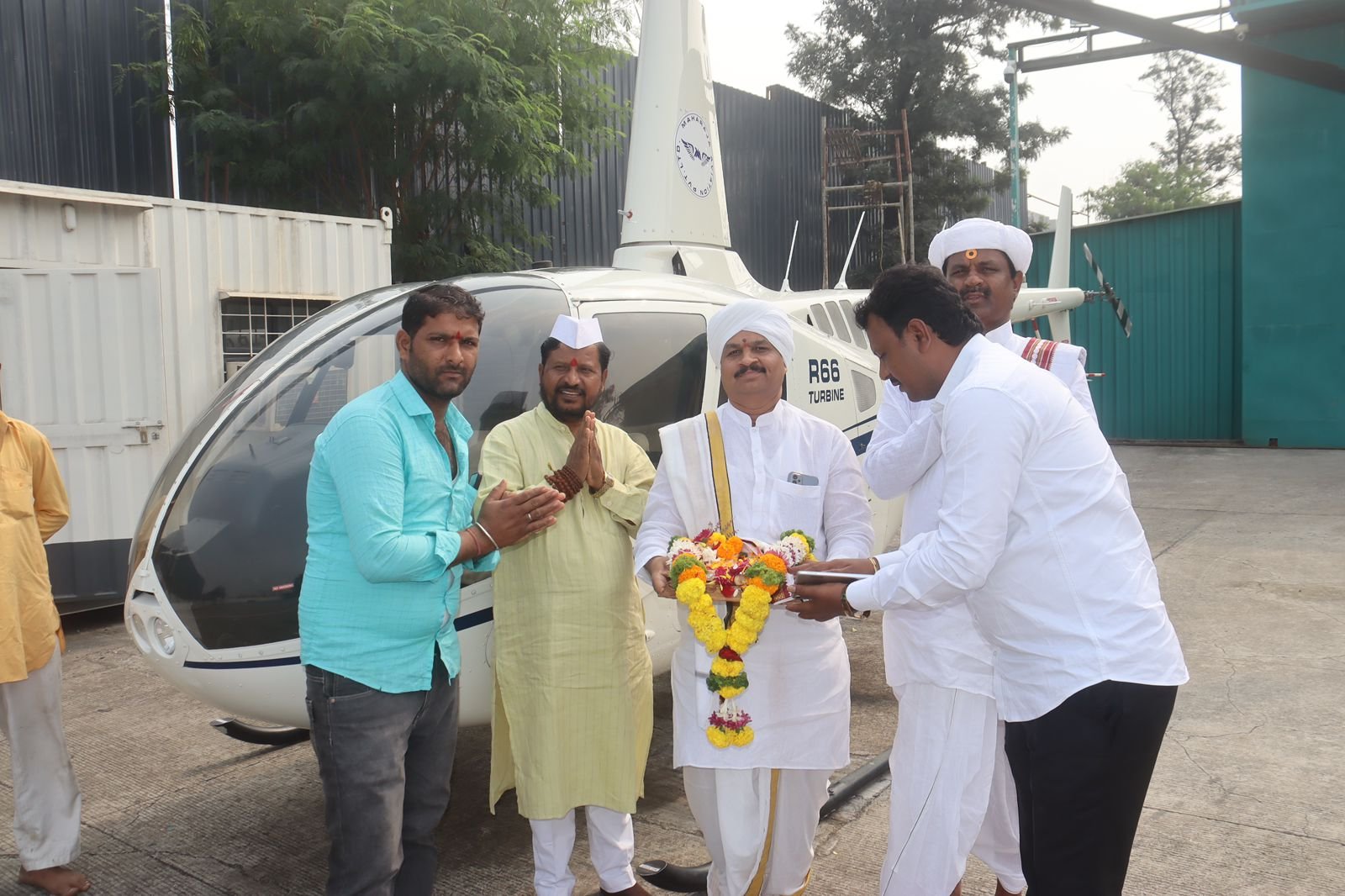 तुकोबांच्या पादुका बोटा इथं हेलिकॅप्टरने मार्गस्थ