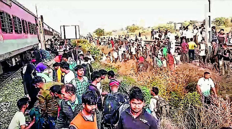 जळगावजवळ रेल्वेखाली १३ जण चिरडले