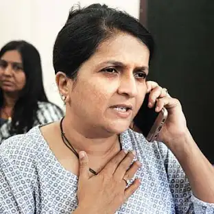 धनंजय मुंडे यांचं मंत्रिपद सोडा, आमदारकी रद्द होऊ शकते : दमानिया