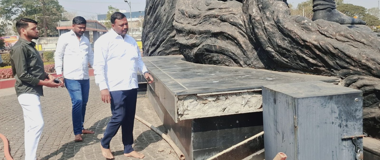 भक्ती-शक्ती समूह शिल्प आणि चौथर्‍याला मोठे तडे, तात्काळ दुरुस्ती करा