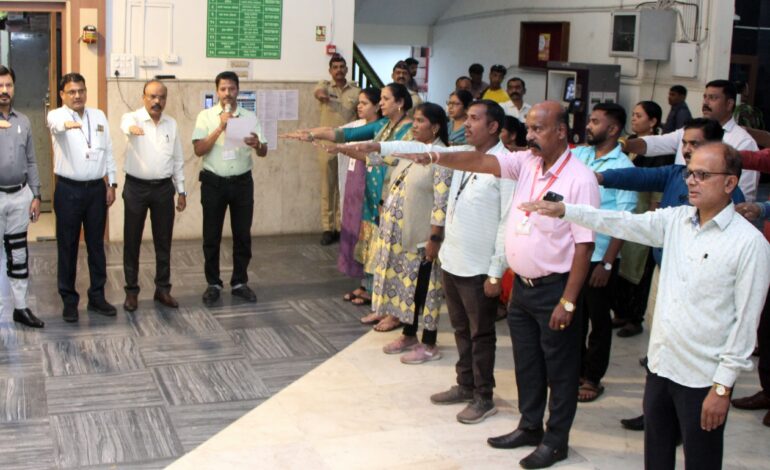 राष्ट्रीय मतदार दिनानिमित्त अधिकारी-कर्मचा-यांनी घेतली मतदानाची शपथ