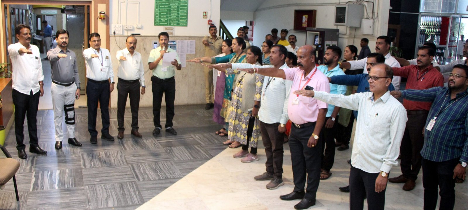 राष्ट्रीय मतदार दिनानिमित्त अधिकारी-कर्मचा-यांनी घेतली मतदानाची शपथ