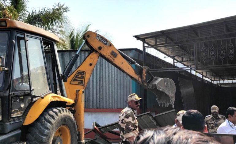 डूडूळगाव येथील अनधिकृत पत्राशेडवर कारवाई