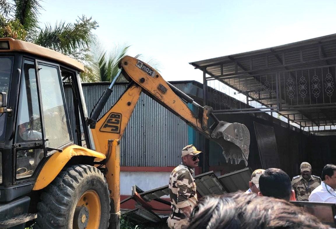 डूडूळगाव येथील अनधिकृत पत्राशेडवर कारवाई