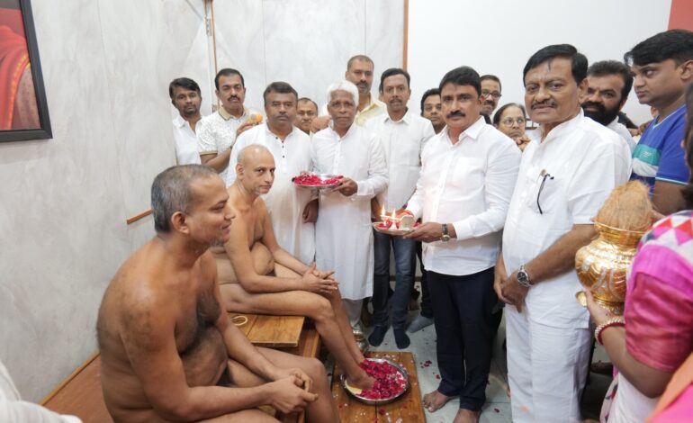 युगल मुनिराज यांची भोंडवेंच्या कार्यालयास सदिच्छा भेट