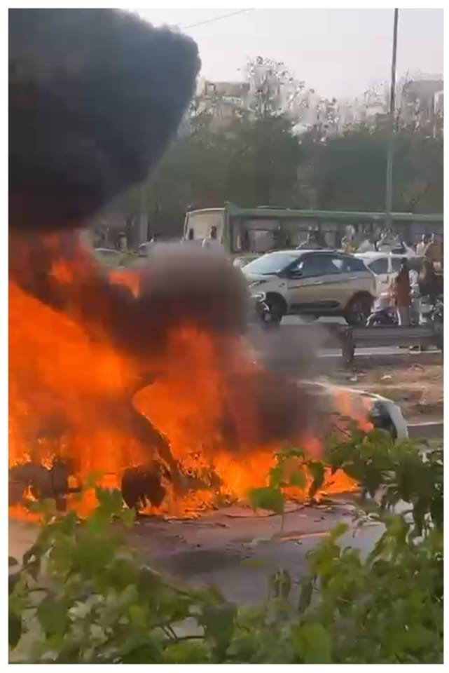 वाकडमध्ये बीएमडब्ल्यू कार जळून खाक