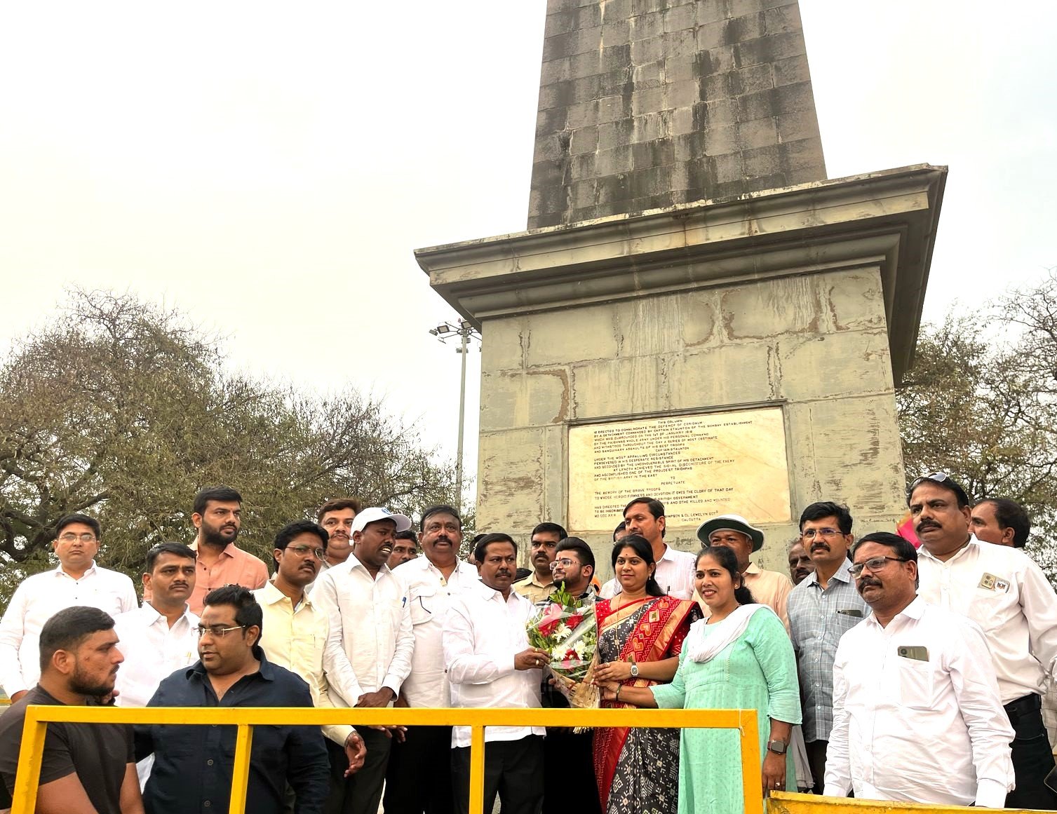 विधानसभा उपाध्यक्ष अण्णा बनसोडे यांचे भीमा कोरेगाव विजयस्तंभाला अभिवादन!