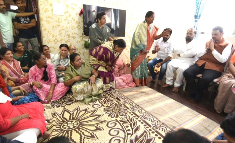 दहशतवादी हल्ल्यातील मृत कुटुंबियांचे फडणवीस यांच्याकडून सांत्वन!