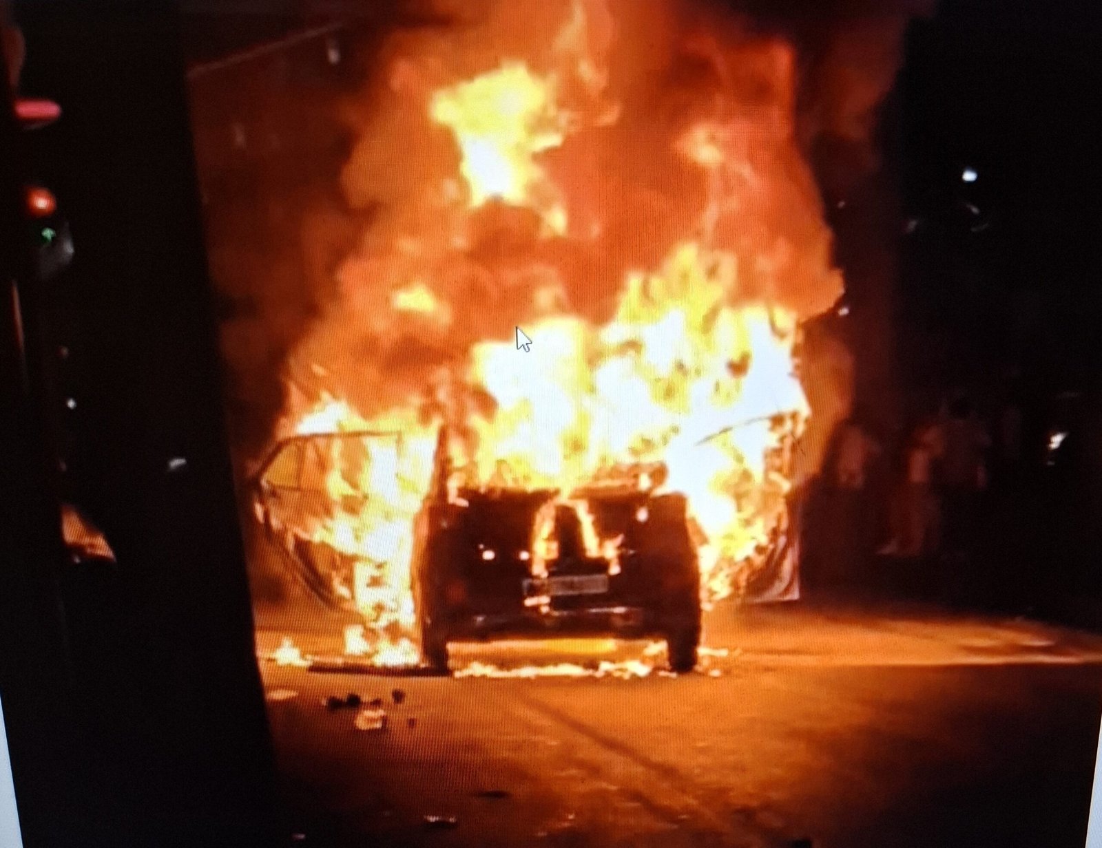 दापोडीत चालत्या कारला आग!