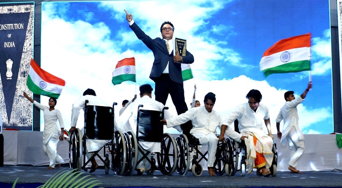 दिव्यांग कलाकारांकडून अद्भूत कलाविष्कार ;डॉ.बाबासाहेब आंबेडकर यांना मानवंदना!