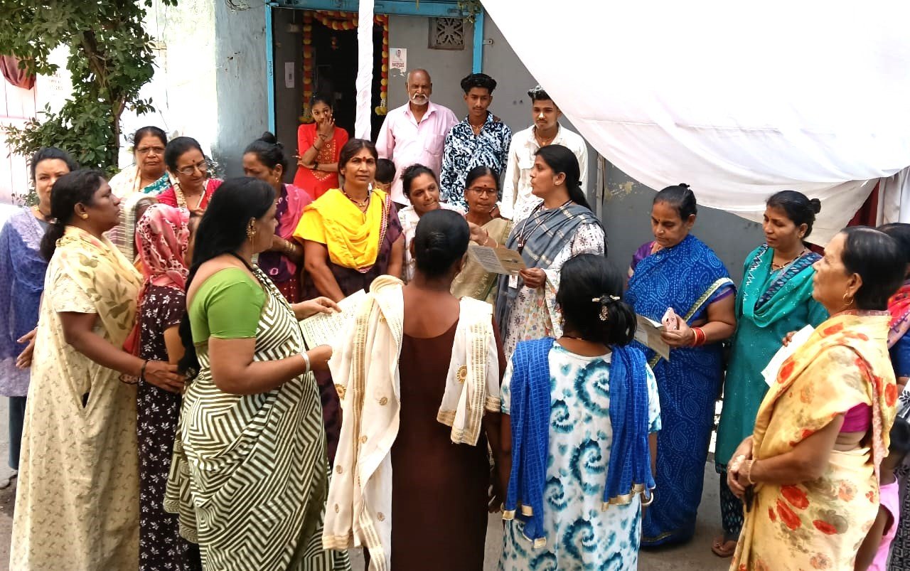 शहरातील झोपडपट्ट्यांमध्ये लोकसेवा हक्क दिनानिमित्त विशेष बैठका व मेळावे !