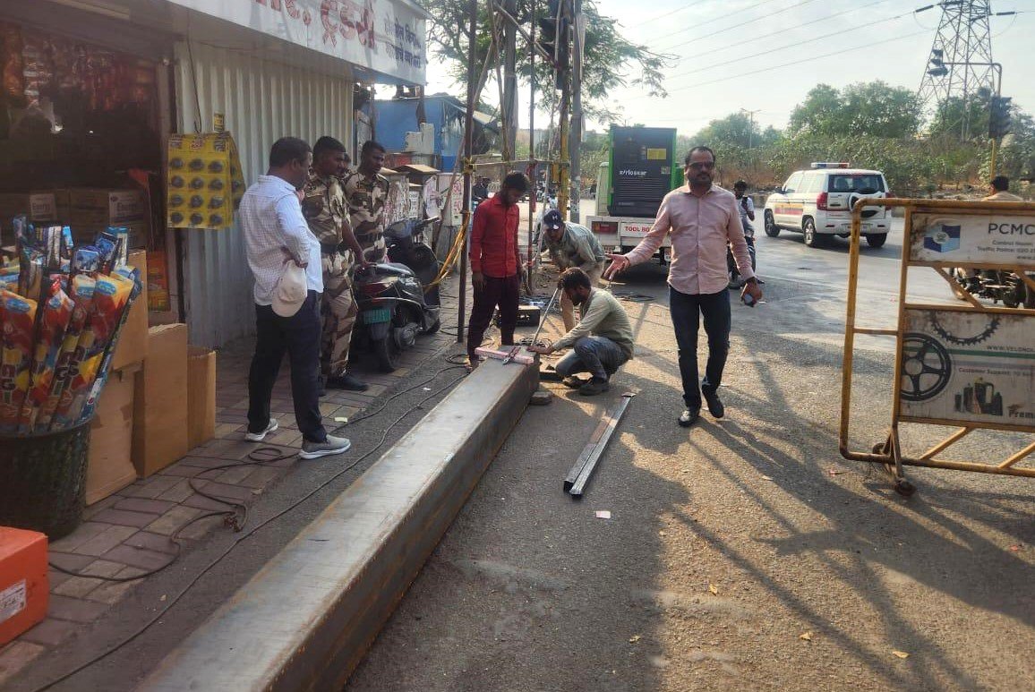 त्रिवेणीनगरमधील चौकांमध्ये दोन्ही बाजूंना ‘हाईट बॅरीगेट्स’!