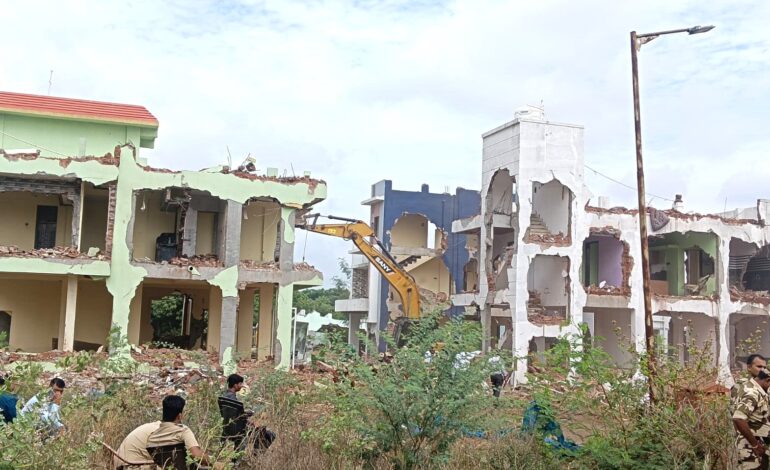 चिखली येथील इंद्रायणी नदी निळ्या पूररेषेतील अनधिकृत बांधकामांवर कारवाई!