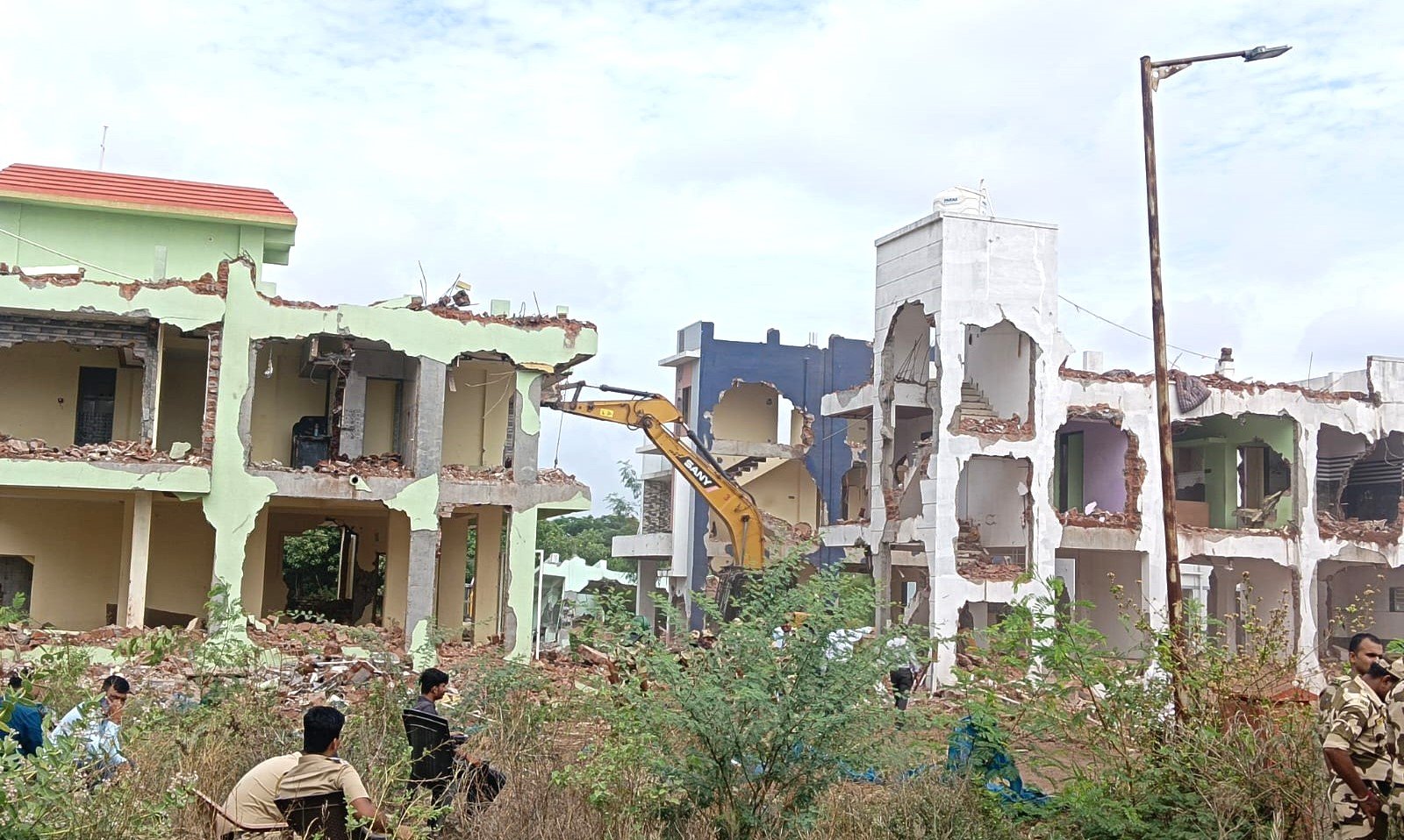 चिखली येथील इंद्रायणी नदी निळ्या पूररेषेतील अनधिकृत बांधकामांवर कारवाई!