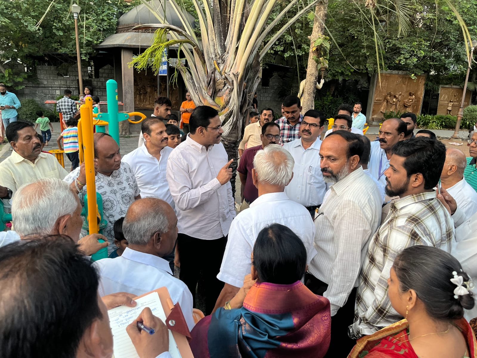 आमदार शंकर जगताप यांनी उद्यान विभागाच्या अधिकाऱ्यांना घेतले फैलावर!