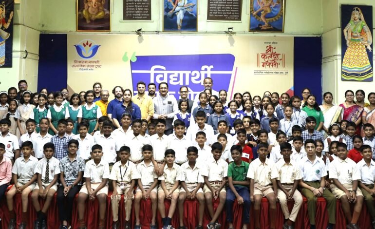 श्री कसबा गणपती सामाजिक संस्थेने घेतले १२५ विद्यार्थी दत्तक!