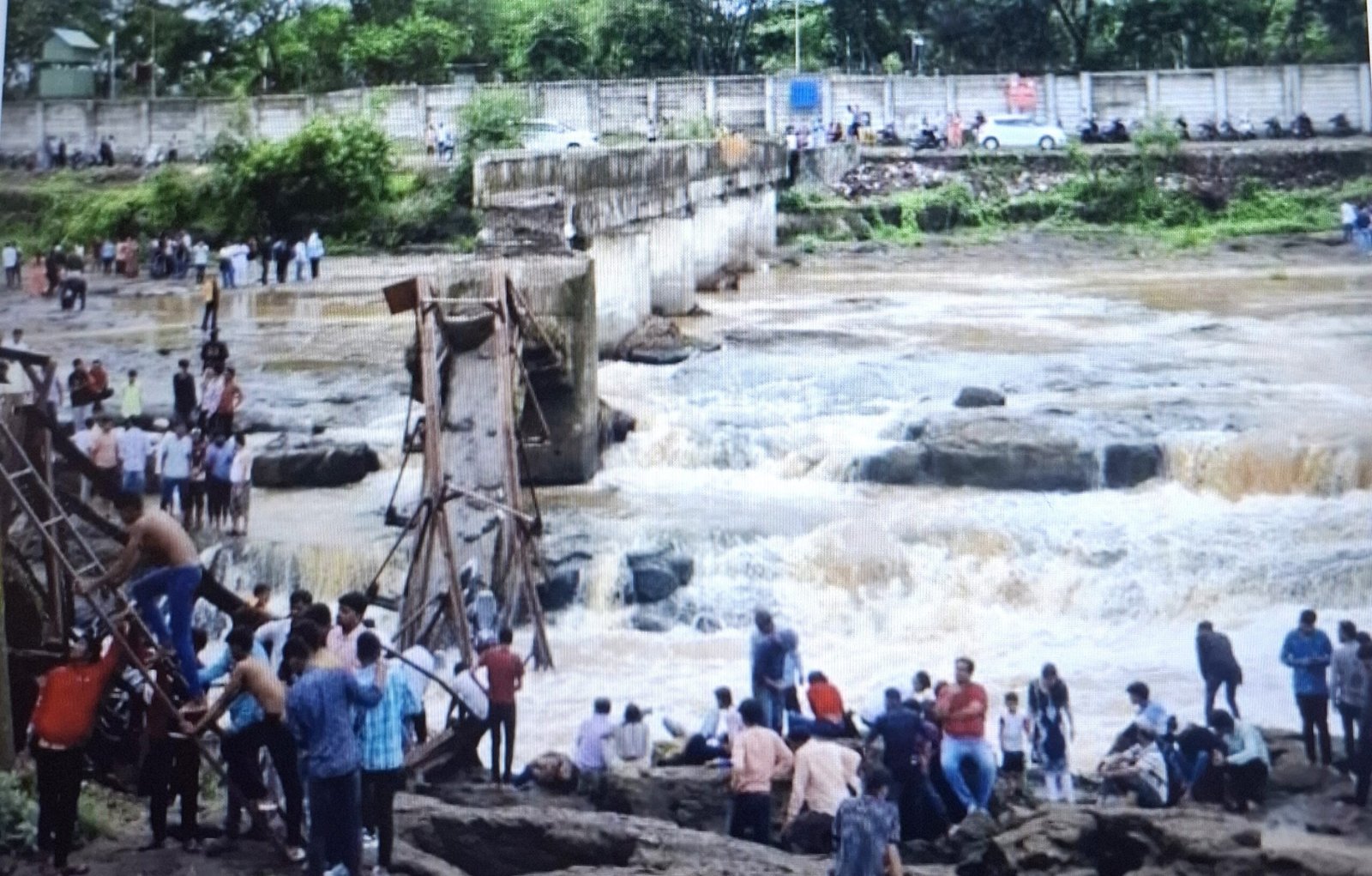मावळ इंद्रायणी नदीवरील पूल कोसळला!