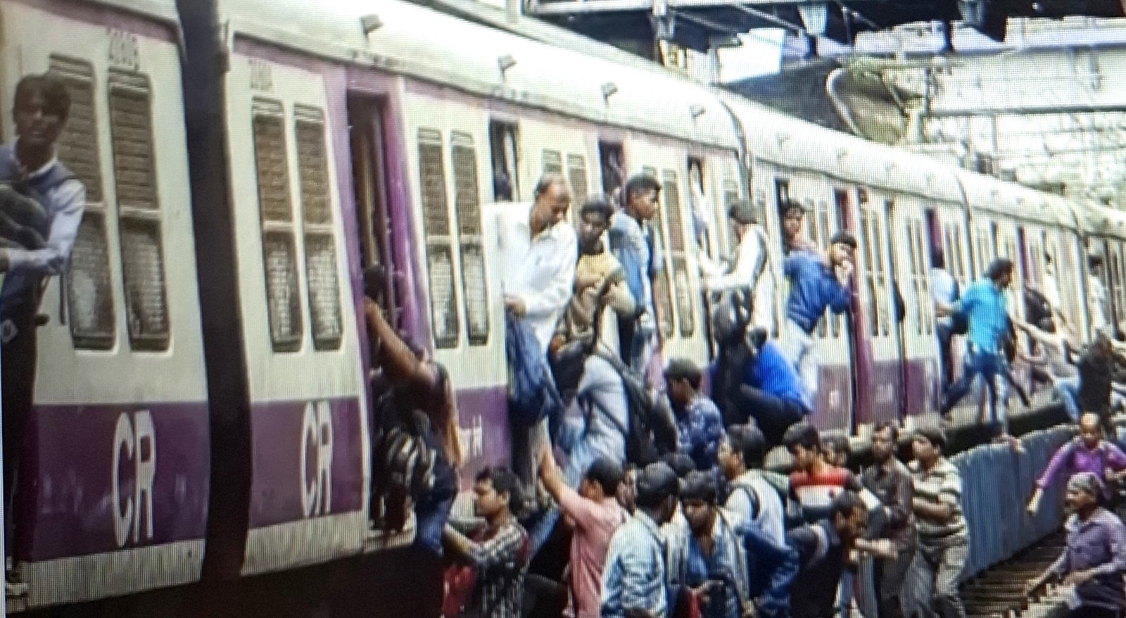 रेल्वे दुर्घटना पाच प्रवाशांचा मृत्यू !