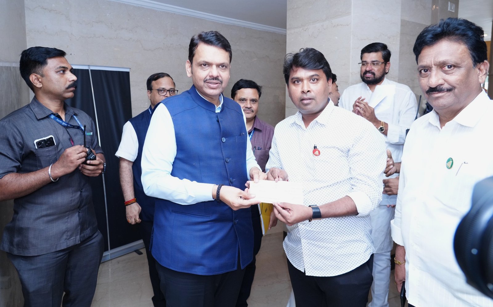 आमदार  गोरखे यांचे मुख्यमंत्री सहाय्यता निधीस एक लाख रुपयांचे योगदान!